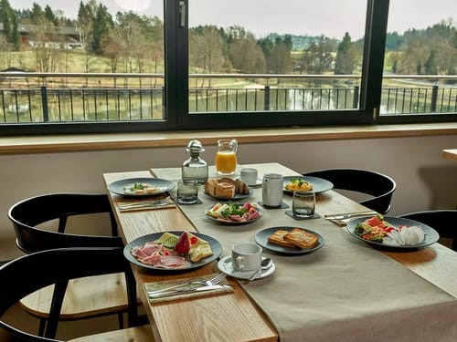 Gemütliches Frühstück mit Aussicht auf die Natur