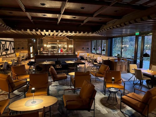 Gemütliche Bar mit modernem Interieur und stimmungsvoller Beleuchtung