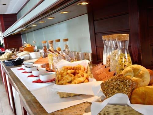 Frühstücksbuffet mit Speisen und Getränken
