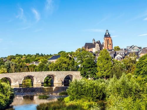 Burg, Häuser und eine Brücke