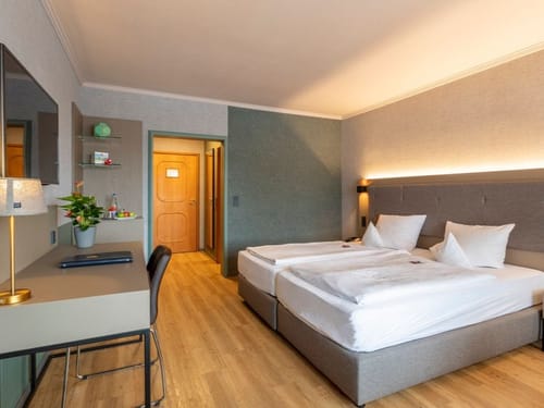 Helles Zimmer mit TV und Schreibtisch