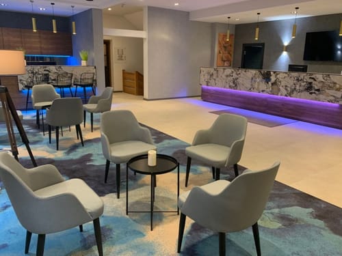 Moderne Hotellobby mit stilvollem Interieur