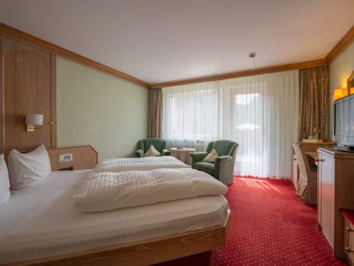 Doppelzimmer mit Sitzecke, Schreibtisch und TV