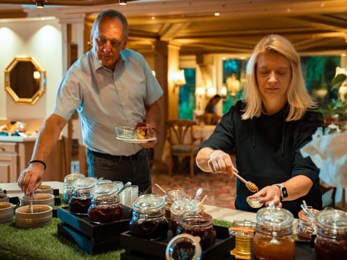 Pärchen am Frühstücksbuffet