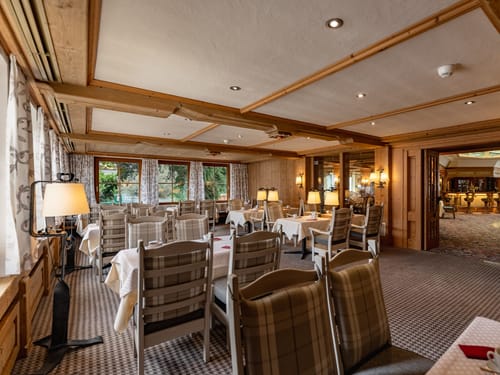 Restaurant mit vielen eingedeckten Tischen