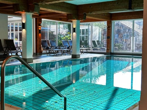 Schwimmbad mit ein paar Liegen