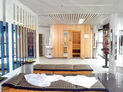 Moderner Wellnessbereich mit Sauna und Liegen