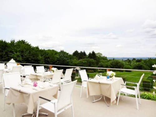 Elegante Restaurant-Terrasse mit Aussicht auf grüne Landschaft