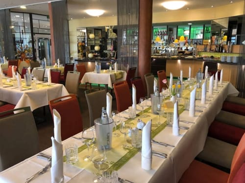 Elegantes Restaurant mit festlich gedeckten Tischen