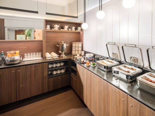 Buffet im Hotel mit warmen Speisen und Getränken