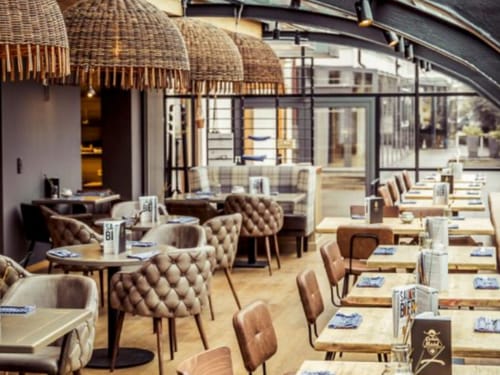 Modernes Restaurant mit stilvoller Einrichtung