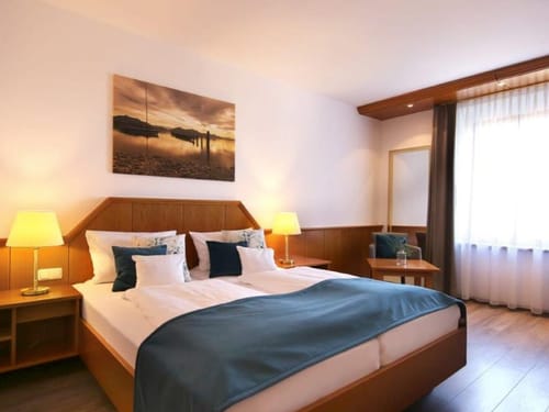 Komfortables Hotelzimmer mit Doppelbett und stilvoller Einrichtung
