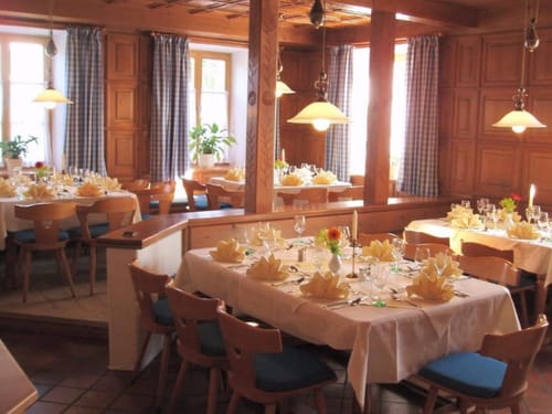 Gemütliches Restaurantinterieur mit festlich gedeckten Tischen