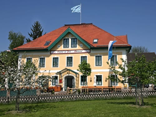Traditioneller bayerischer Gasthof Hausansicht bei Sonnenschein