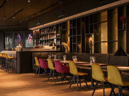 Modernes Restaurantinterieur mit eleganter Beleuchtung und stilvoller Dekoration.