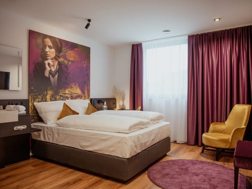 Stilvolles Hotelzimmer mit modernem Kunstwerk und luxuriöser Einrichtung