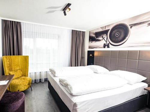 Entdecken Sie ein stilvoll eingerichtetes Hotelzimmer mit elegantem Design. Genießen Sie luxuriöse Annehmlichkeiten und eine einladende Atmosphäre, perfekt für Geschäftsreisende und Urlauber.