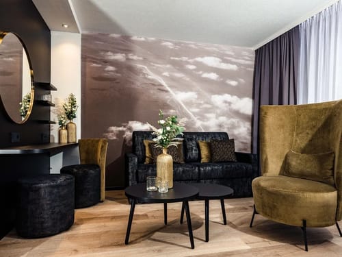 Modernes Wohnzimmer mit stilvoller Einrichtung und Wandgemälde