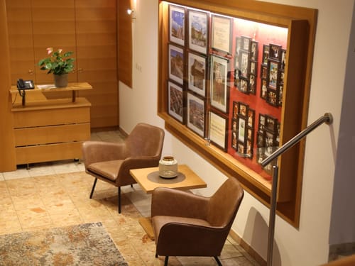 Gemütliche Leseecke mit Ledersesseln und dekorativen Bildern an der Wand