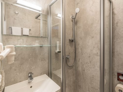 Modernes Badezimmer mit Glasdusche und Waschbecken