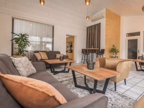 Modernes Wohnzimmer mit gemütlichen Sofas und stilvollen Holztischen