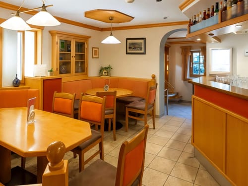 Gemütliches Restaurant-Interieur mit Holzmöbeln und Barbereich