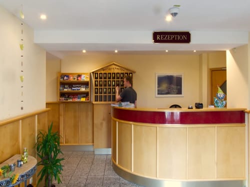 Empfangsbereich eines Hotels mit Rezeptionstresen und Schlüsselregal