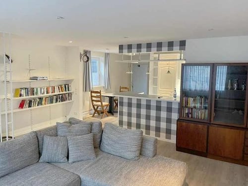 Couch, Bücherregal, Schrank und Sitzecke