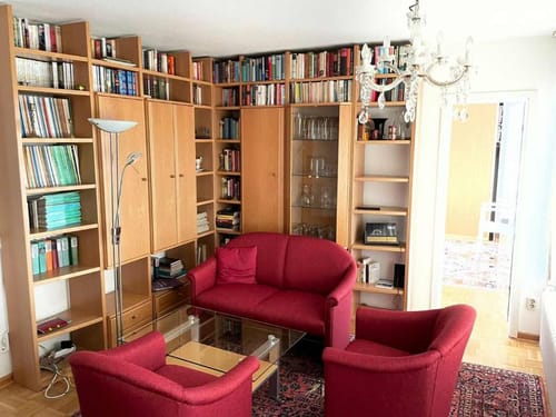 Regal mit vielen Büchern, Couch