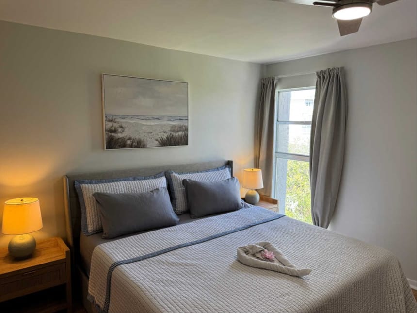 Modernes Schlafzimmer mit Kingsize-Bett, eleganter Bettwäsche und atmosphärischer Beleuchtung