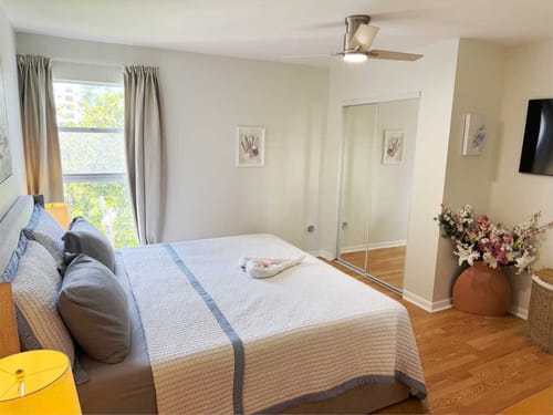 Gemütliches Schlafzimmer mit Doppelbett und stilvoller Dekoration
