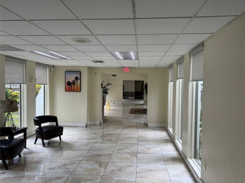 Moderne Lobby mit Fliesenboden und Sitzgelegenheiten.