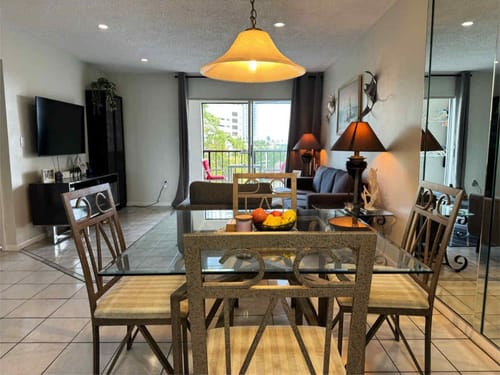 Modernes Wohnzimmer mit Essbereich und Glas-Esstisch