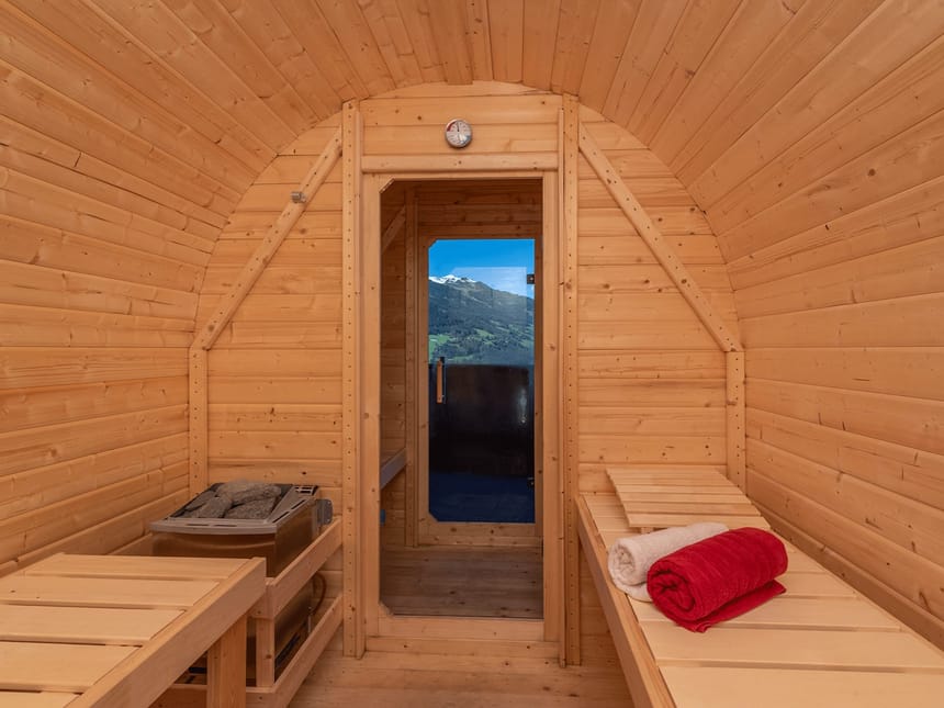 Innenansicht einer modernen Holzsauna mit Bergblick