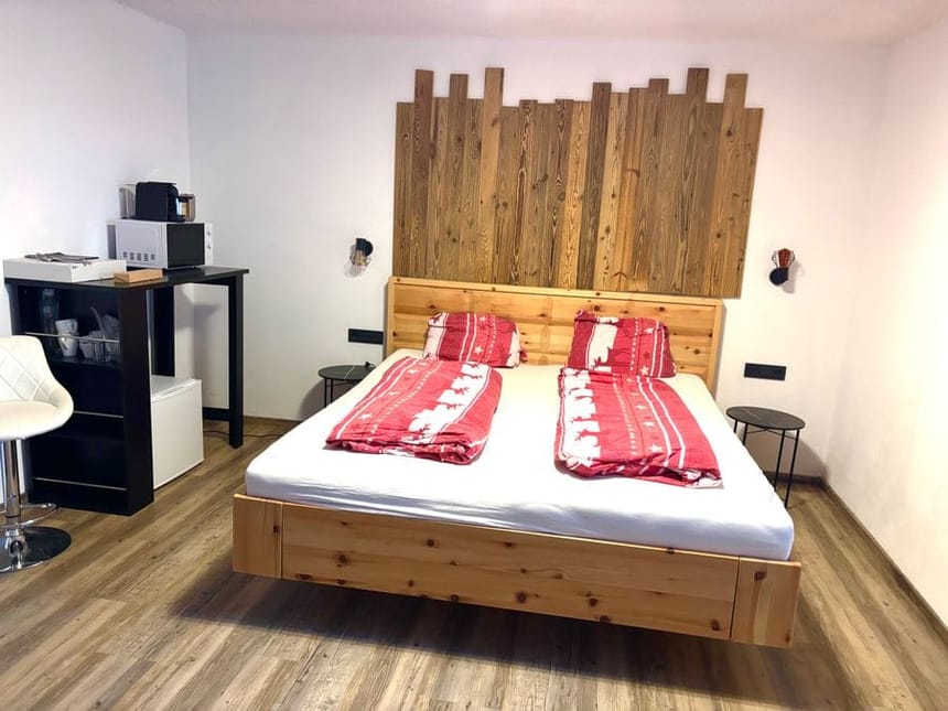 Gemütliches Schlafzimmer mit Doppelbett und Holzinterieur.