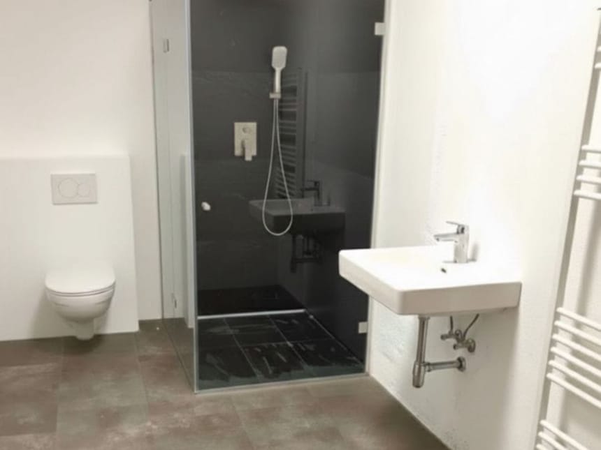 Modernes Badezimmer mit begehbarer Dusche und Wand-WC.