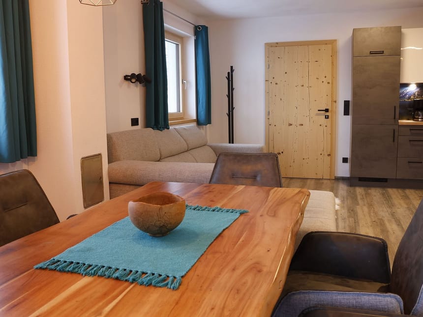 Gemütliches Wohnzimmer mit Holztisch und grauem Sofa