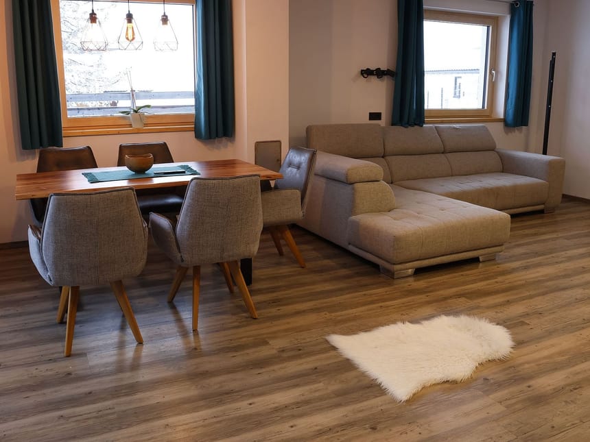 Modernes Wohnzimmer mit gemütlichem Essbereich und stilvollem Sofa