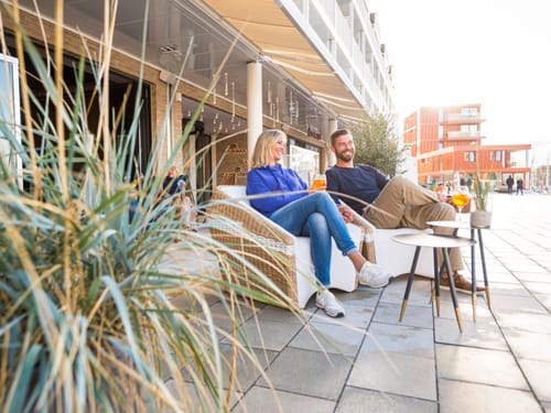Paar genießt entspannte Zeit in einem Café im Freien