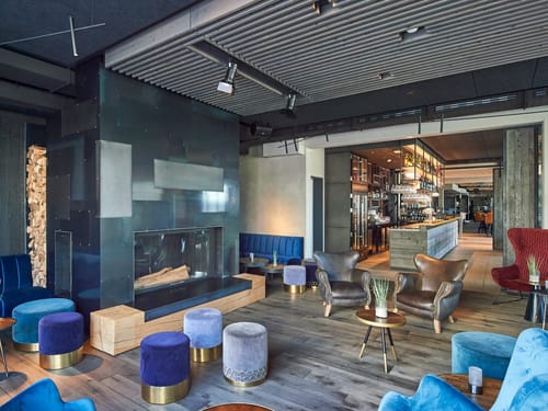 Stilvolle Hotel-Lounge mit Kamin und moderner Bar