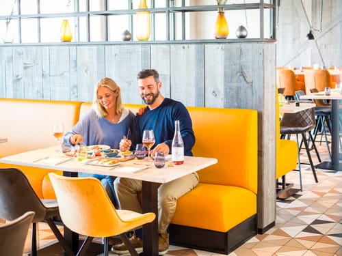 Paar genießt gemeinsames Essen in einem modernen Restaurant