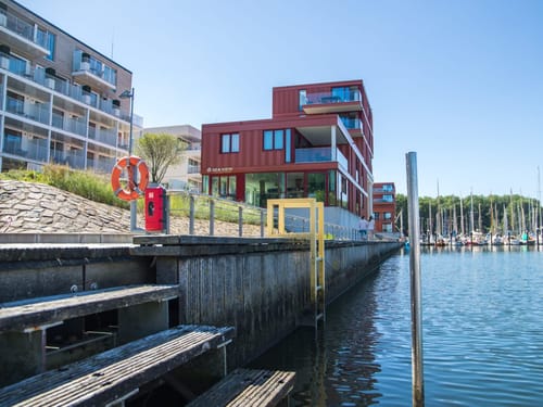 Hafenansicht mit modernen Gebäuden und Booten im Wasser