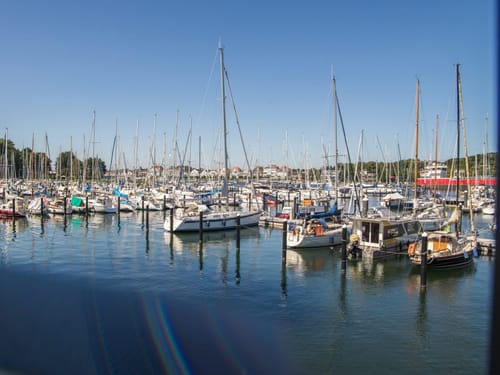 Yachthafen mit Segelbooten bei sonnigem Wetter