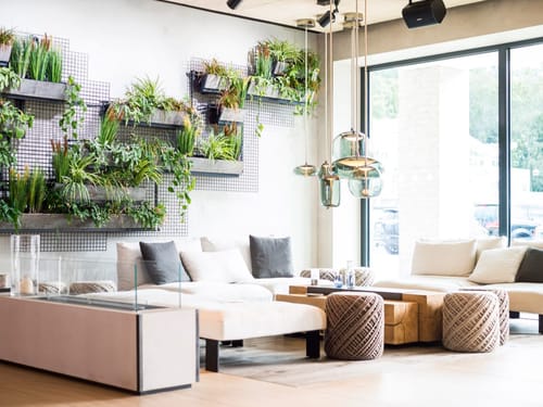 Modernes Wohnzimmer mit vertikalem Garten und stilvoller Beleuchtung