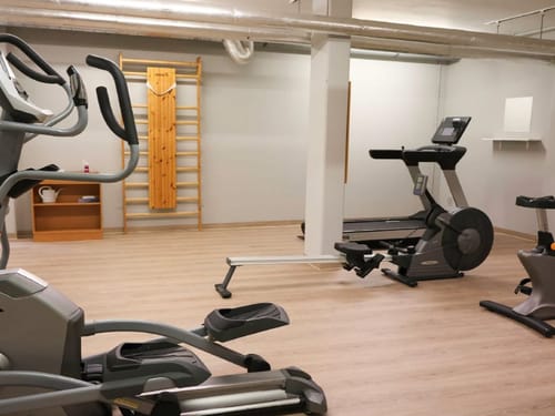Moderner Fitnessraum mit Trainingsgeräten.