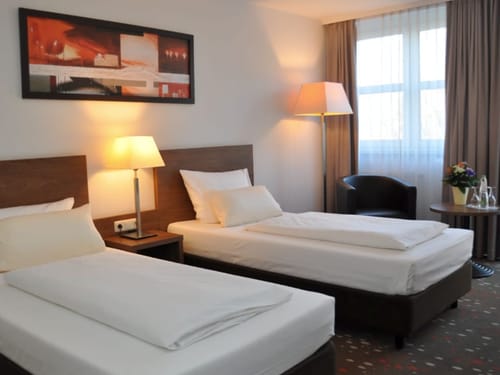 Modernes Doppelzimmer mit zwei Einzelbetten in einem Hotel