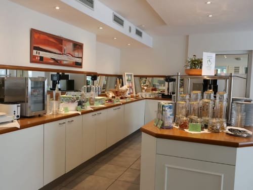 Frühstücksbuffet in modernem Hotelrestaurant mit verschiedenen Speisen und Getränken