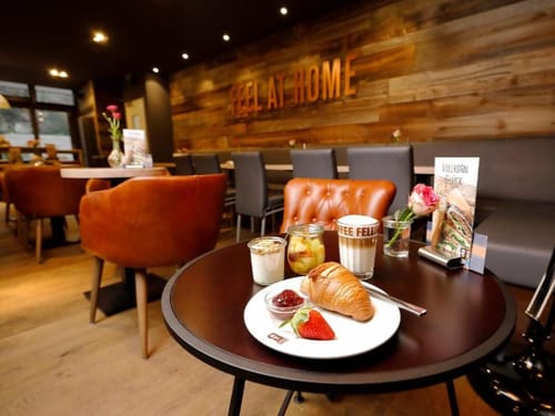 Gemütliches Café-Interieur mit Frühstückstisch