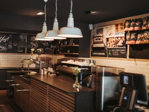 Gemütliches Café mit moderner Einrichtung und Kaffeemaschine