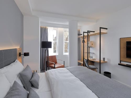 Modernes Hotelzimmer mit hellen Farben und stilvollem Interieur